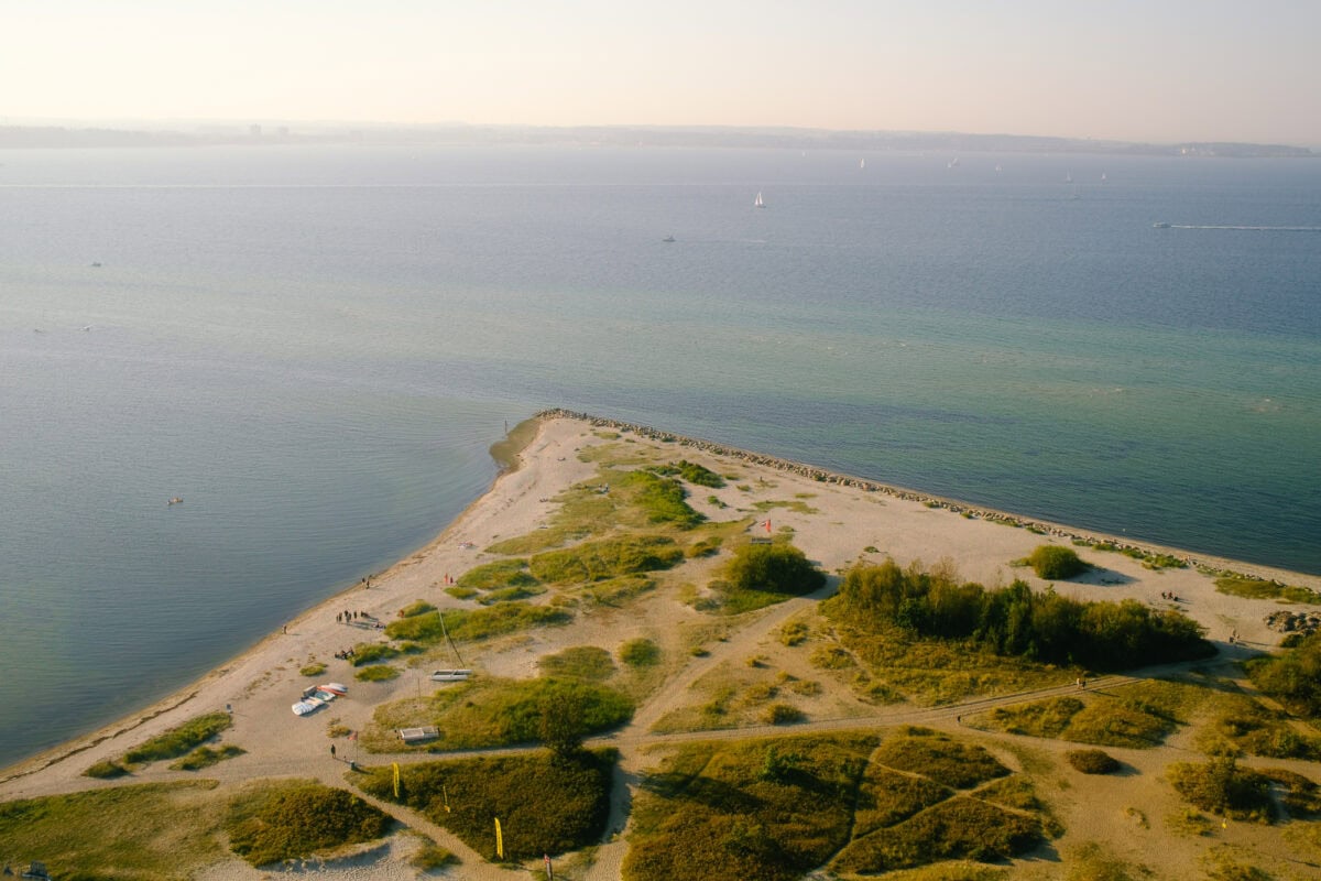 Luftaufnahme von Laboe: Blick vom Marine-Ehrenmal auf die Sandstrand-Landzunge, die in die Kieler Förde ragt.